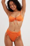 NA-KD Swimwear Högt skuren bikinitrosa - Orange