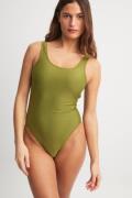 NA-KD Swimwear Baddräkt med hög benskärning - Green