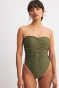 NA-KD Swimwear Draperad bandeau-baddräkt med hög benskärning - Green