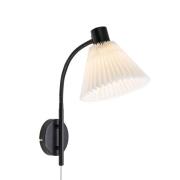 Markslöjd Mira vägglampa, svart/vit, järn/väv, bredd 22 cm