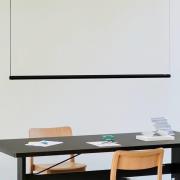 HAY Hänglampa Factor Linear directional, svart, vridbar