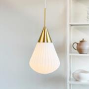 Dyberg Larsen Pendellampa Ballon, Ø 21 cm vit/mässingsfärgad