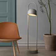 PLEASE WAIT to be SEATED Golvlampa QUAY, stengrå