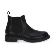 Frau Boots Black, Herr