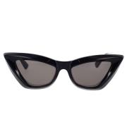 Bottega Veneta Trendiga Cat-Eye Solglasögon Bv1101S 001 Black, Dam