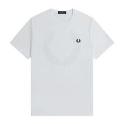 Fred Perry T-shirt med grafiskt tryck av lagerkrans på baksidan White,...