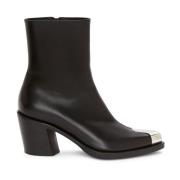 Alexander McQueen Svarta klackade ankelboots med metallapplikation Bla...