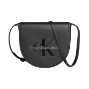 Calvin Klein Sculpted Mini Saddle Bag - Tidlös Elegans Black, Dam