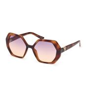 Guess Stiliga solglasögon med trendiga bågar Brown, Dam