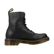 Dr. Martens Klassiska Snörstövlar i Virginia Läder Black, Dam