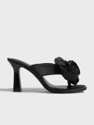 Pieces - High heels - Black - Pcnadine Satin Flower Heel - Klackskor
