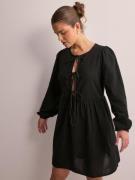 Pieces - Långärmade klänningar - Black - Pcjally Ls Tie Short Dress D2...