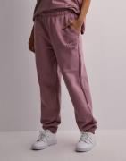 New Balance - Rosa - Iconic Collegiate Brushed Back Fleece Sweatpant