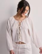 Nelly - Vit - Volume Tied Blouse