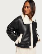 Pieces - Svart - Pcjanelle Short Pu Jacket W. Faux F