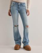 Nelly - Blå - Low Waist Bootcut Flap Pocket Jeans