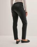 Nelly - Svart - Low Waist Slim Jeans