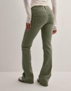 Nelly - Grön - Low Waist Bootcut Stitch Jeans