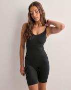 Spanx - Svart - Mid-Thigh Bodysuit