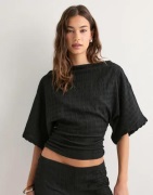 Nelly - Svart - Stunning Structure Tee