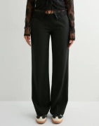 Nelly - Svart - No Waist Relaxed Suit Pants