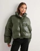 Neo Noir - Grön - Rhea Shiny Puffer Jacket