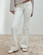 Nelly - Vit - Super Low Heart Pocket Bootcut Jeans