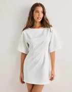 Nelly - Vit - Shaped Short Sleeve Dress