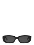 Yansel Recycled Sunglasses Black Fyrkantiga Solglasögon Black Pilgrim