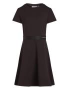 Calvin Klein Logo Tape Ss Punto Dress Svart