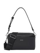 Calvin Klein Ck Must Conv Camera Bag_Caviar Svart